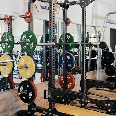 Langhanteltraining im Fitnessstudio von proactive Roth