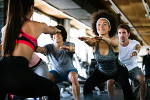 Gruppentraining mit Squats im Fitnessstudio