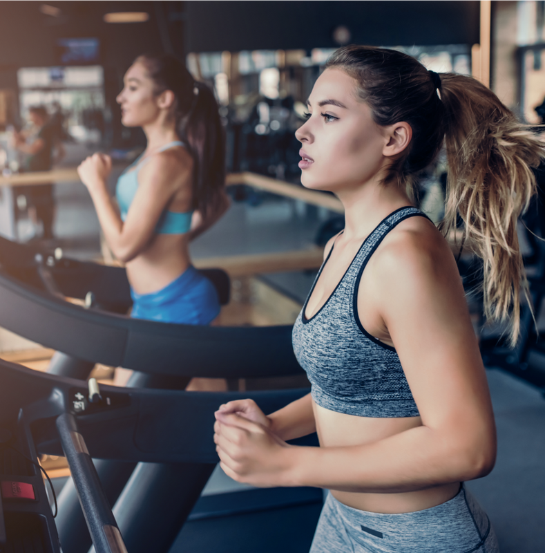 Frauen trainieren im Fitnessstudio am Laufband